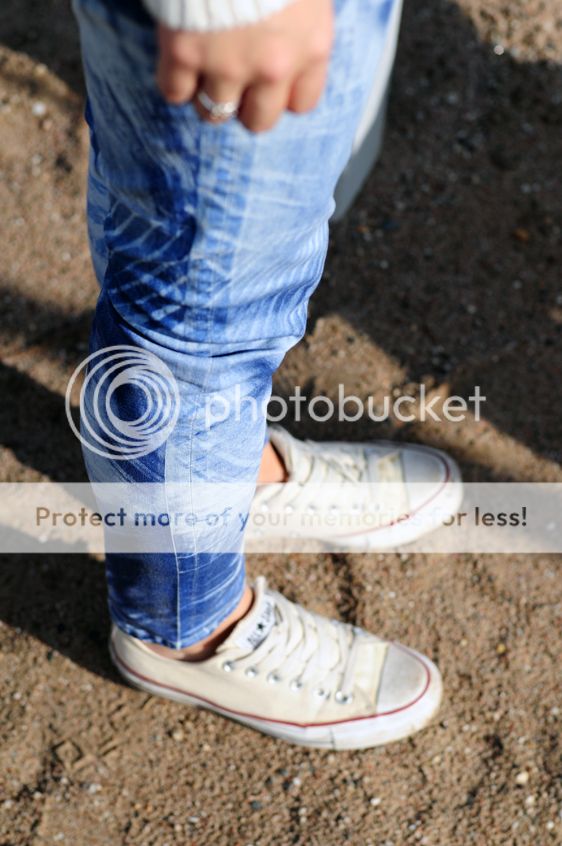 photo GuessJeansHampMwhitejumperConverseAllstarox-cyliaaaacom4.jpg
